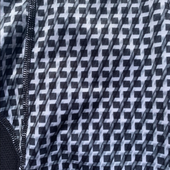 Athleta women’s capri length leggings. B/W pattern - Picture 3 of 5